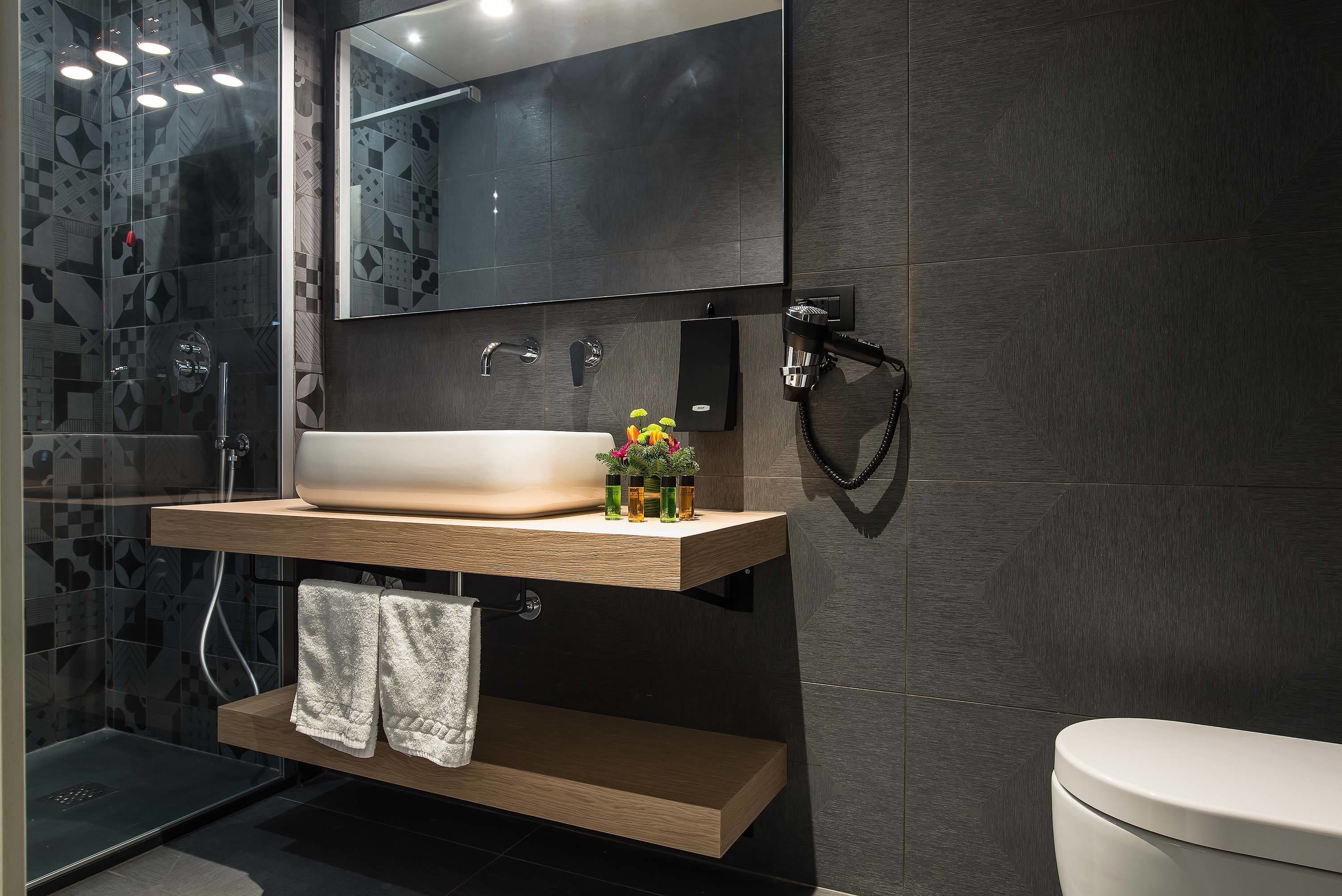 superior double room, ground floor | bathroom | shower, free toiletries, hair dryer, towels