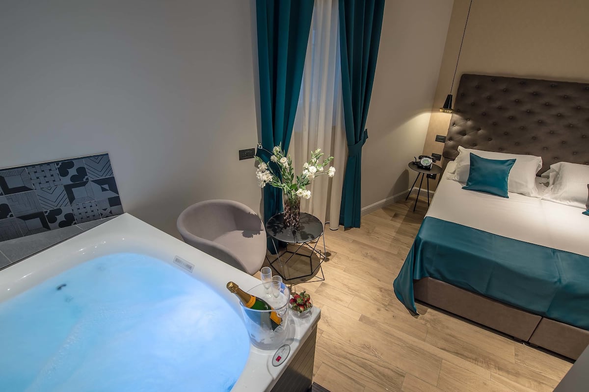 Deluxe tweepersoonskamer, bubbelbad, op benedenverdieping | Een minibar, een kluis op de kamer, een bureau, verduisterende gordijnen