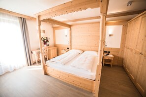 Junior Suite (Spa Access) | In-room safe, desk, cribs/infant beds, rollaway beds - Hotel Garnì Paradisi (Mezzano)