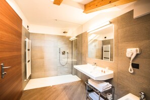Double or Twin Room (Spa Access) | Bathroom | Shower, hair dryer, towels - Hotel Garnì Paradisi (Mezzano)
