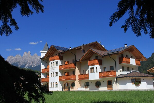 Front of property - Hotel Garnì Paradisi (Mezzano)