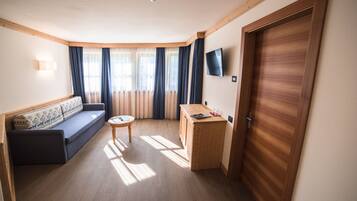 Suite (Spa Access) | Wohnzimmer | LCD-Fernseher