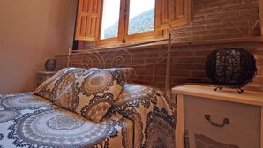 Habitación con 1 cama doble o 2 individuales | Ropa de cama de alta calidad y colchones con acolchado adicional