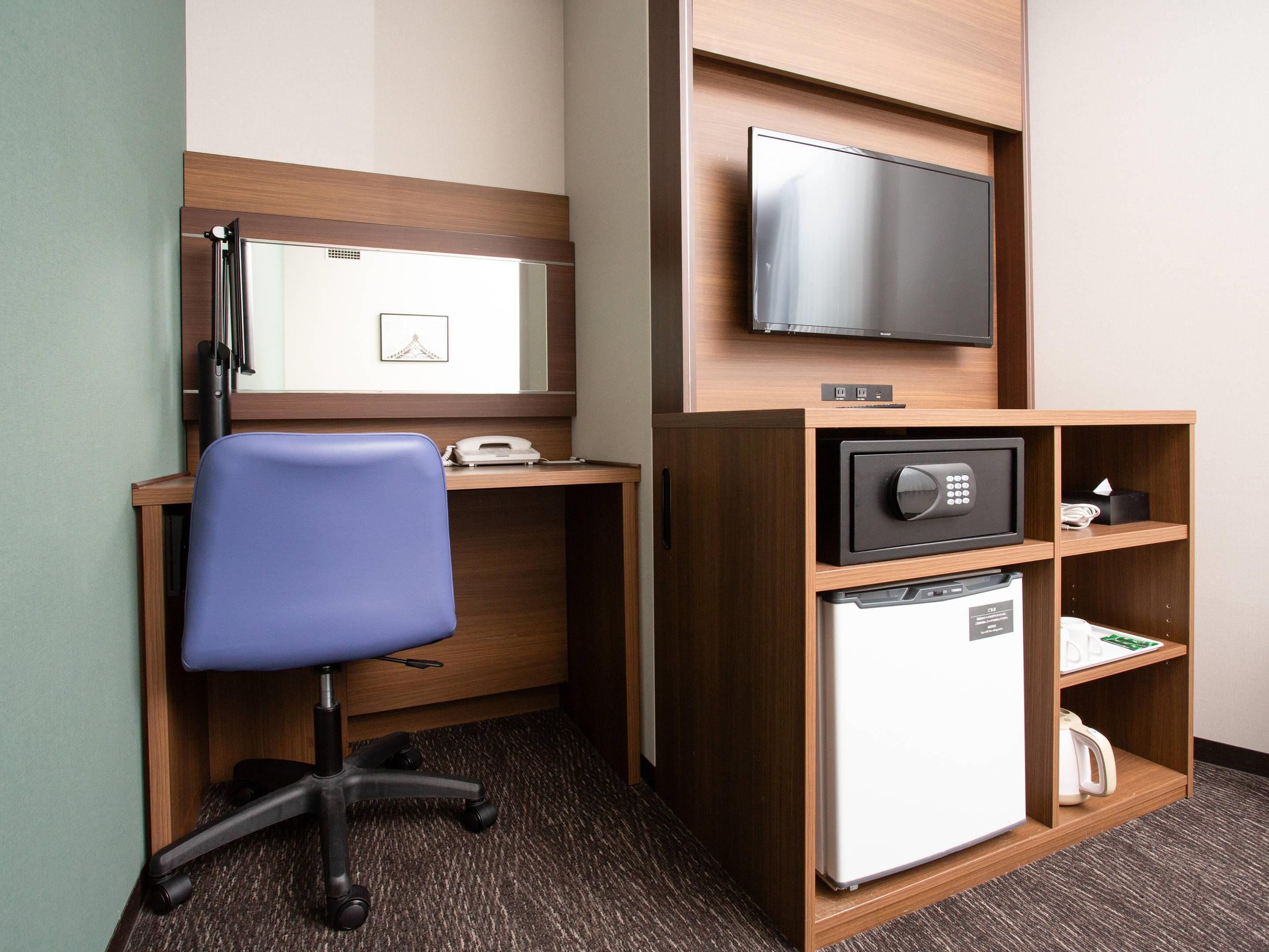 superior room queen bed, non smoking | 1 bedroom, premium bedding, in-room safe, desk