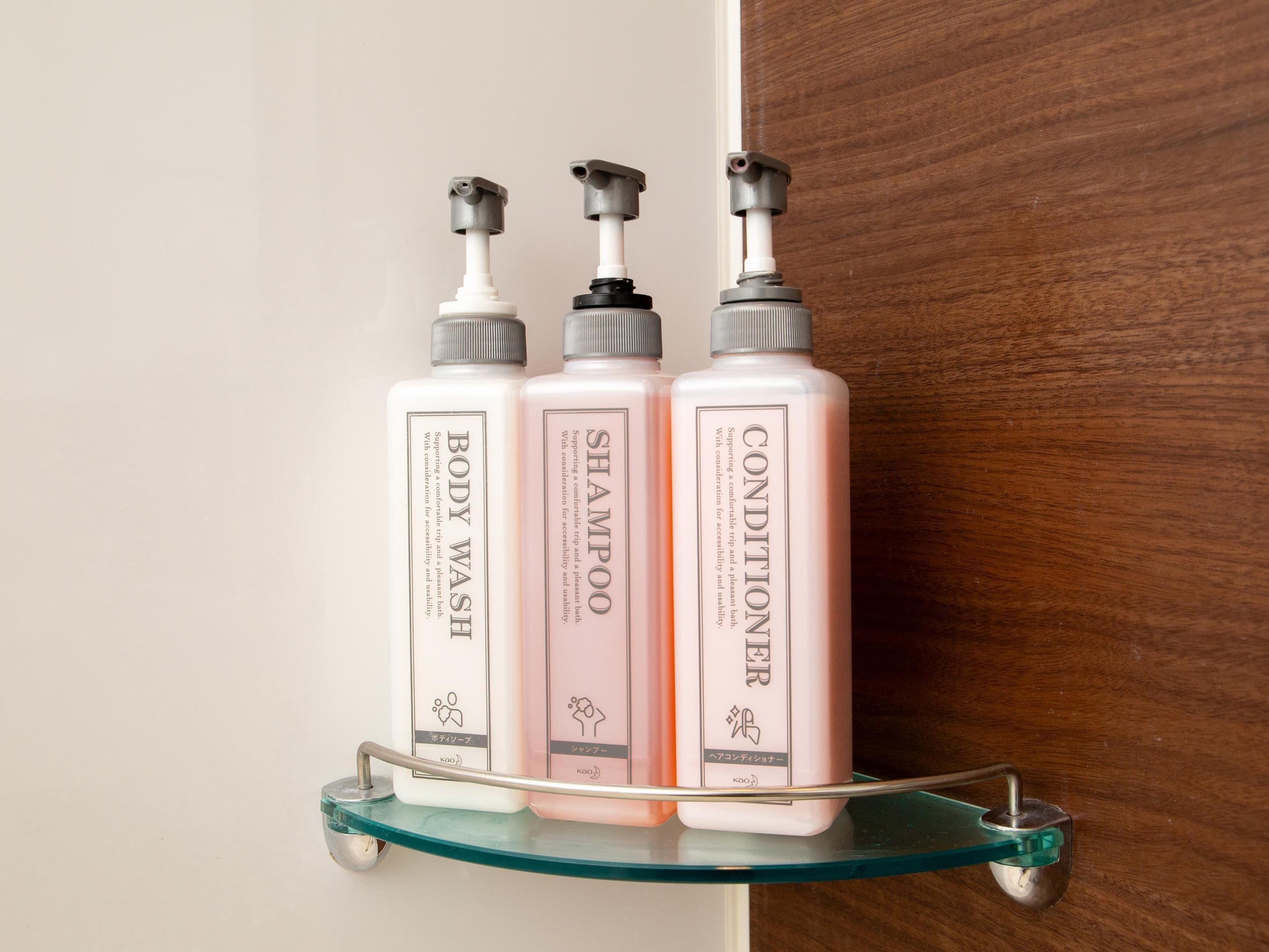 combined shower/bathtub, deep-soaking bathtub, free toiletries