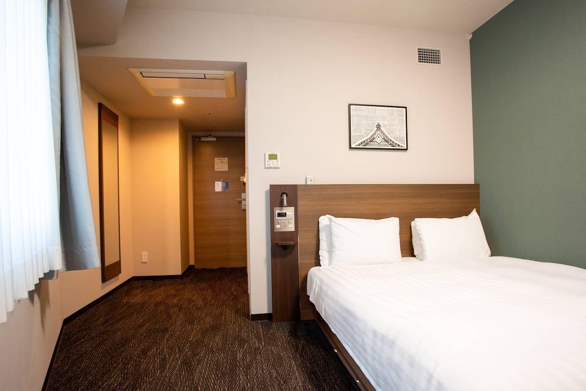 Superior Room Queen Bed, Non Smoking | Premium bedding, in-room safe, desk, laptop workspace