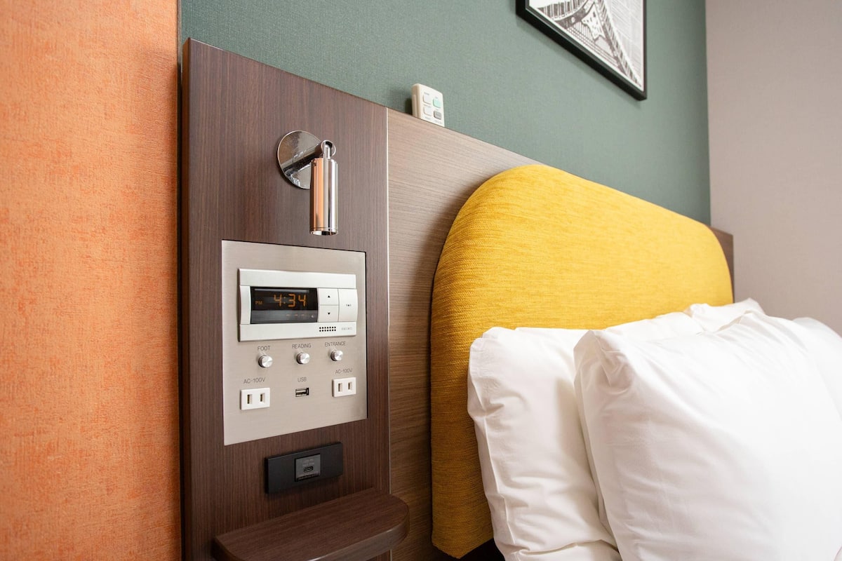 Chambre, 1 grand lit, non-fumeur | Literie de qualité, coffre-fort, bureau