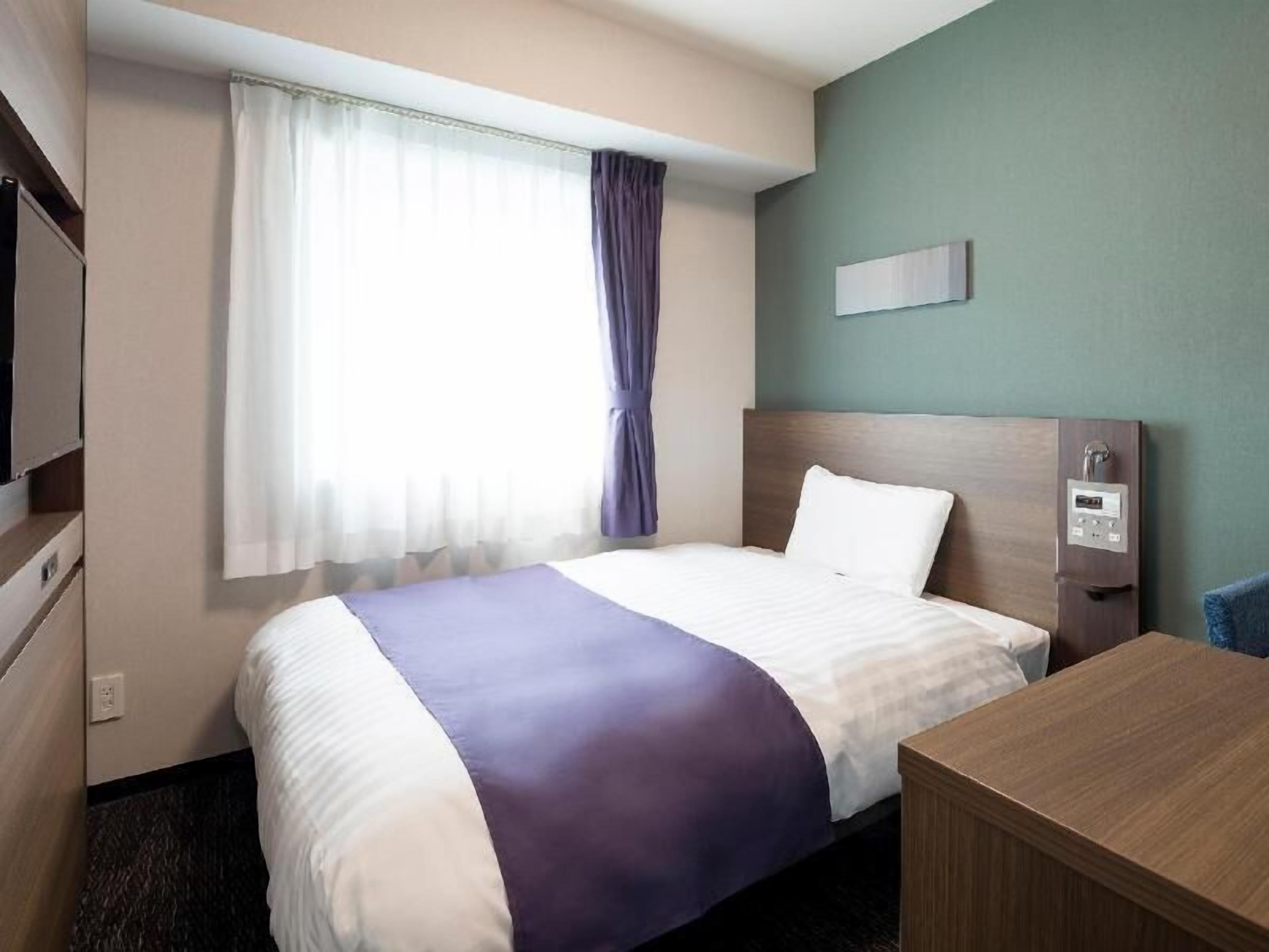 Ropa de cama de alta calidad y caja de seguridad en la habitación 