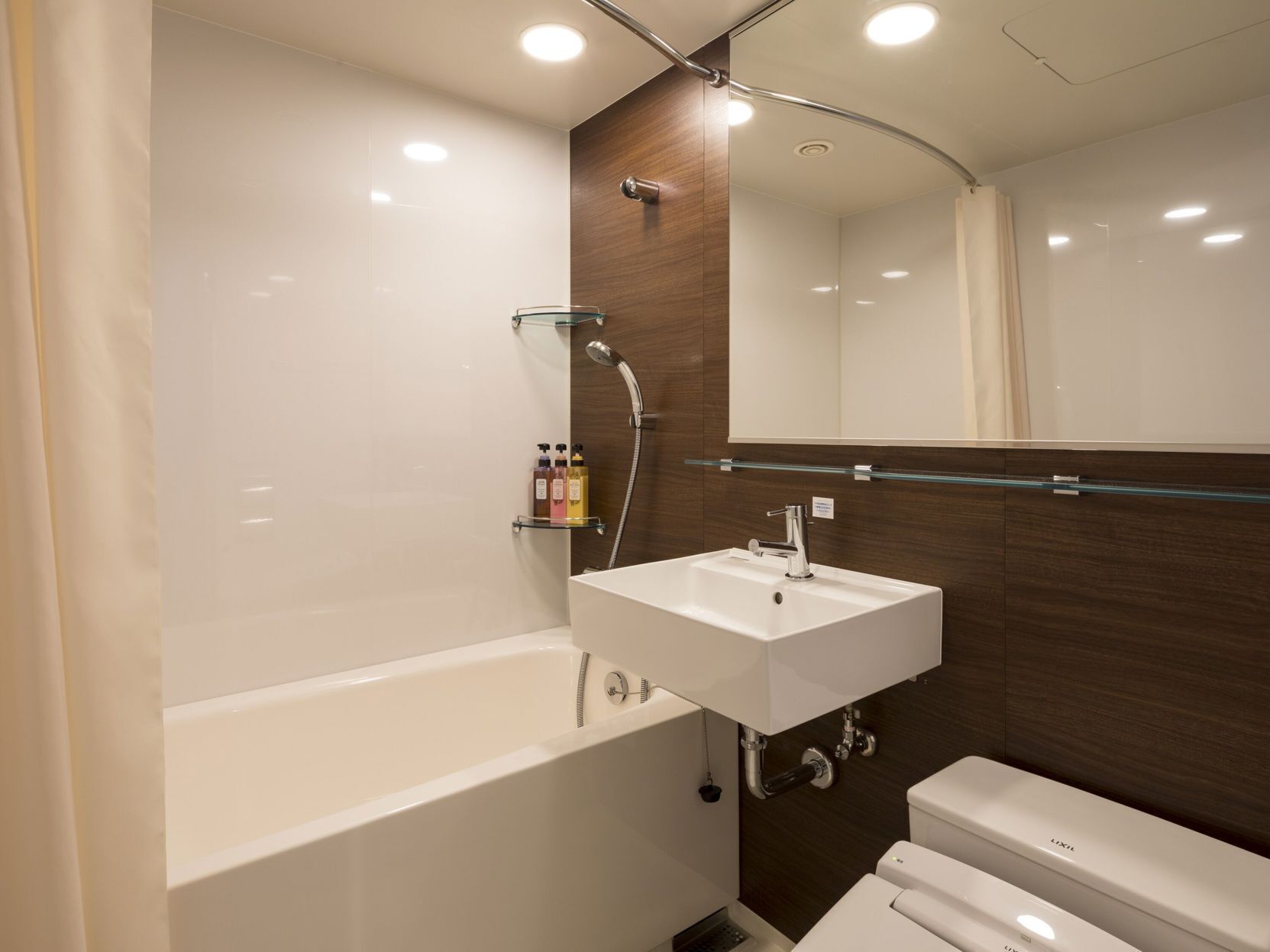 Baño | Tina con regadera, tina profunda, amenidades de baño gratuitas 