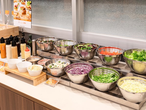 Frühstücksbuffet am Wochenende (1800 JPY pro Person)