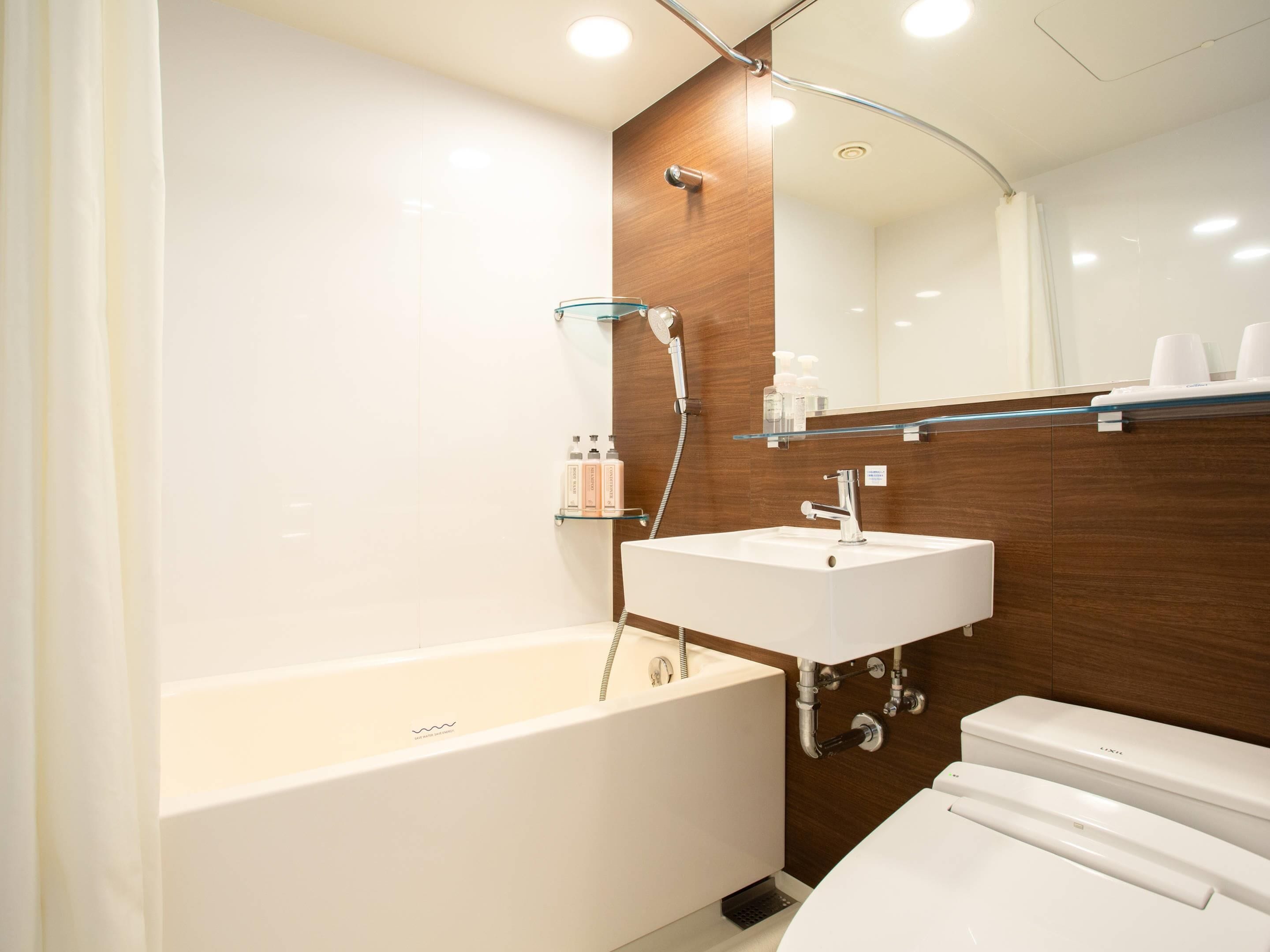 combined shower/bathtub, deep-soaking bathtub, free toiletries