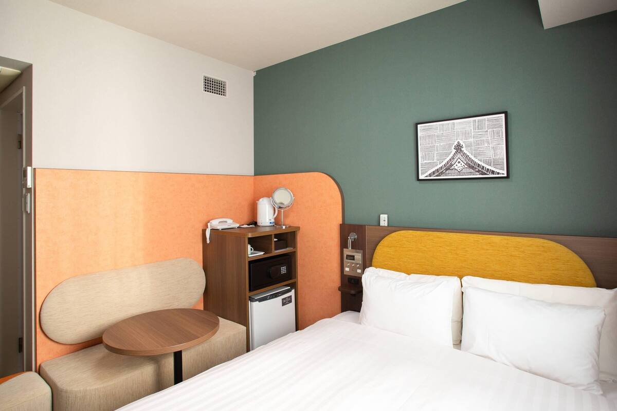 Room, 1 Queen Bed, Non Smoking | Premium bedding, in-room safe, desk, laptop workspace