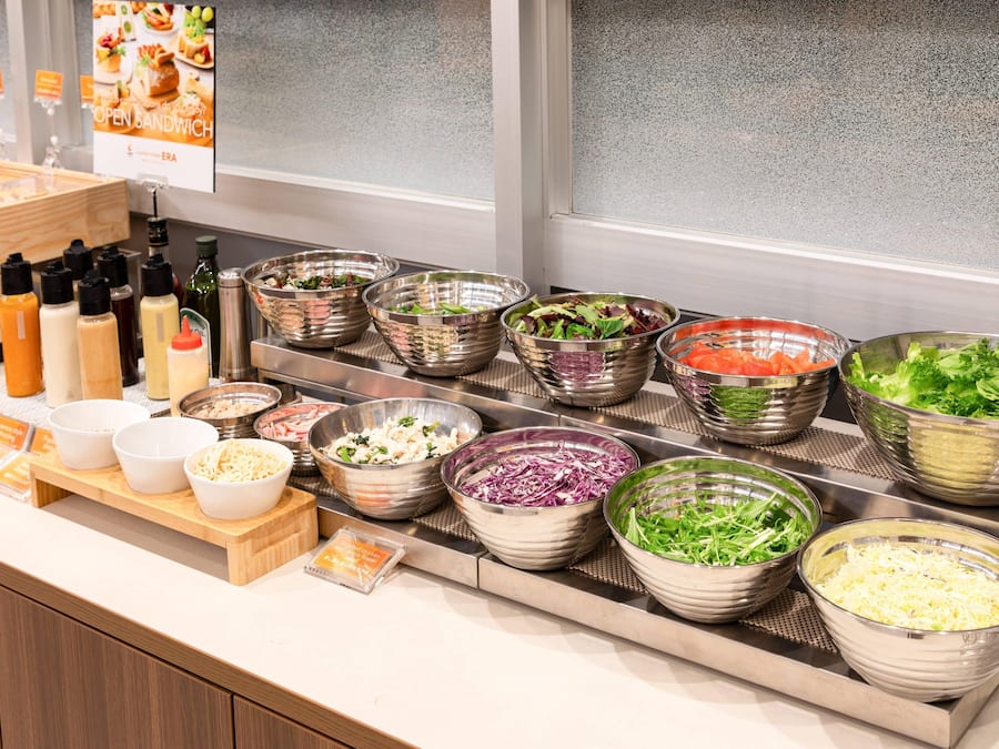 Buffet breakfast on weekends (JPY 1800 per person)