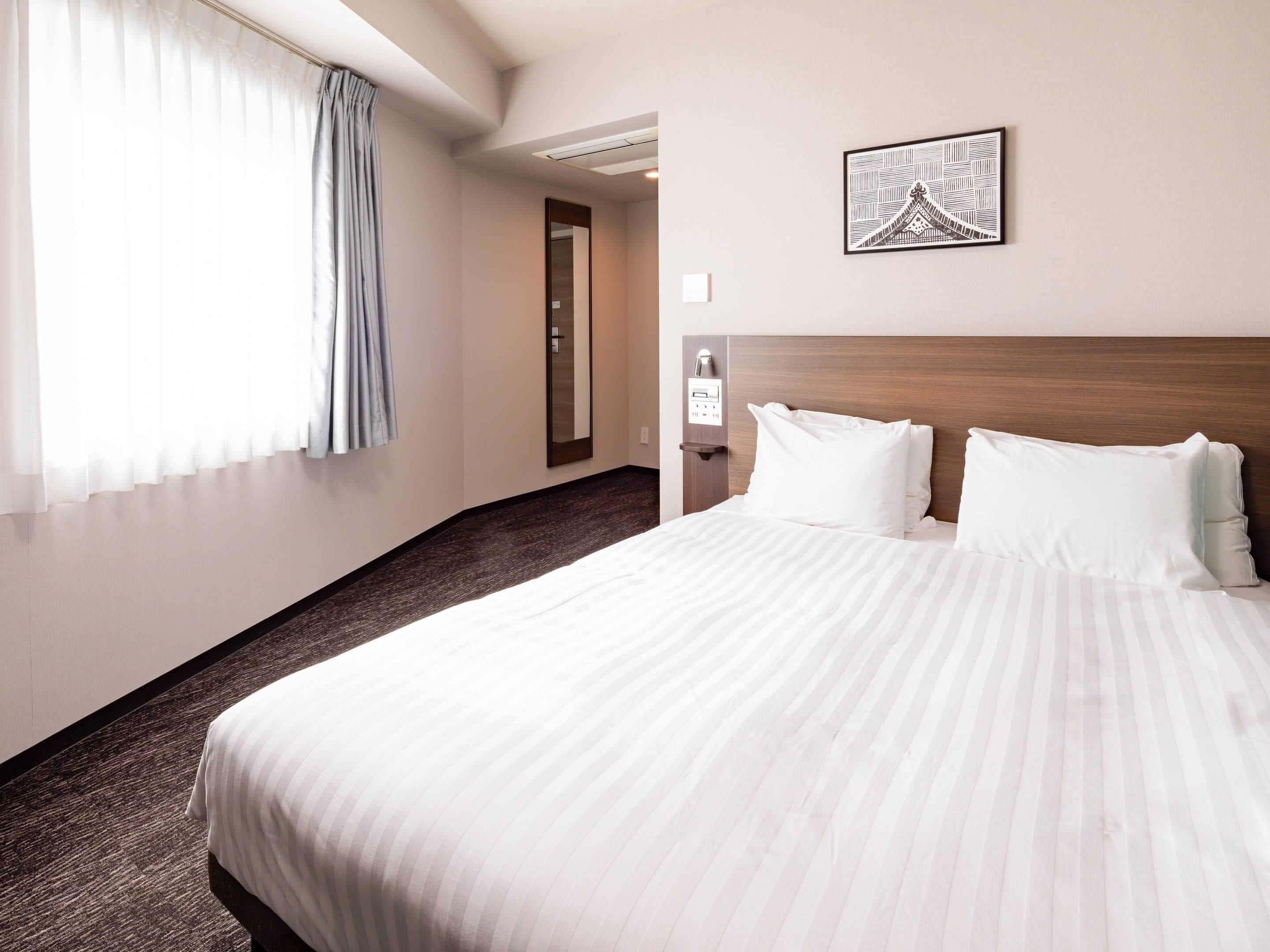 Superior Room Queen Bed, Non Smoking | Premium bedding, in-room safe, desk, laptop workspace