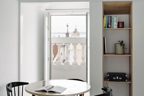 Penthouse | Premium bedding, in-room safe, individually decorated - The Lisboans Apartments (Lisbon)