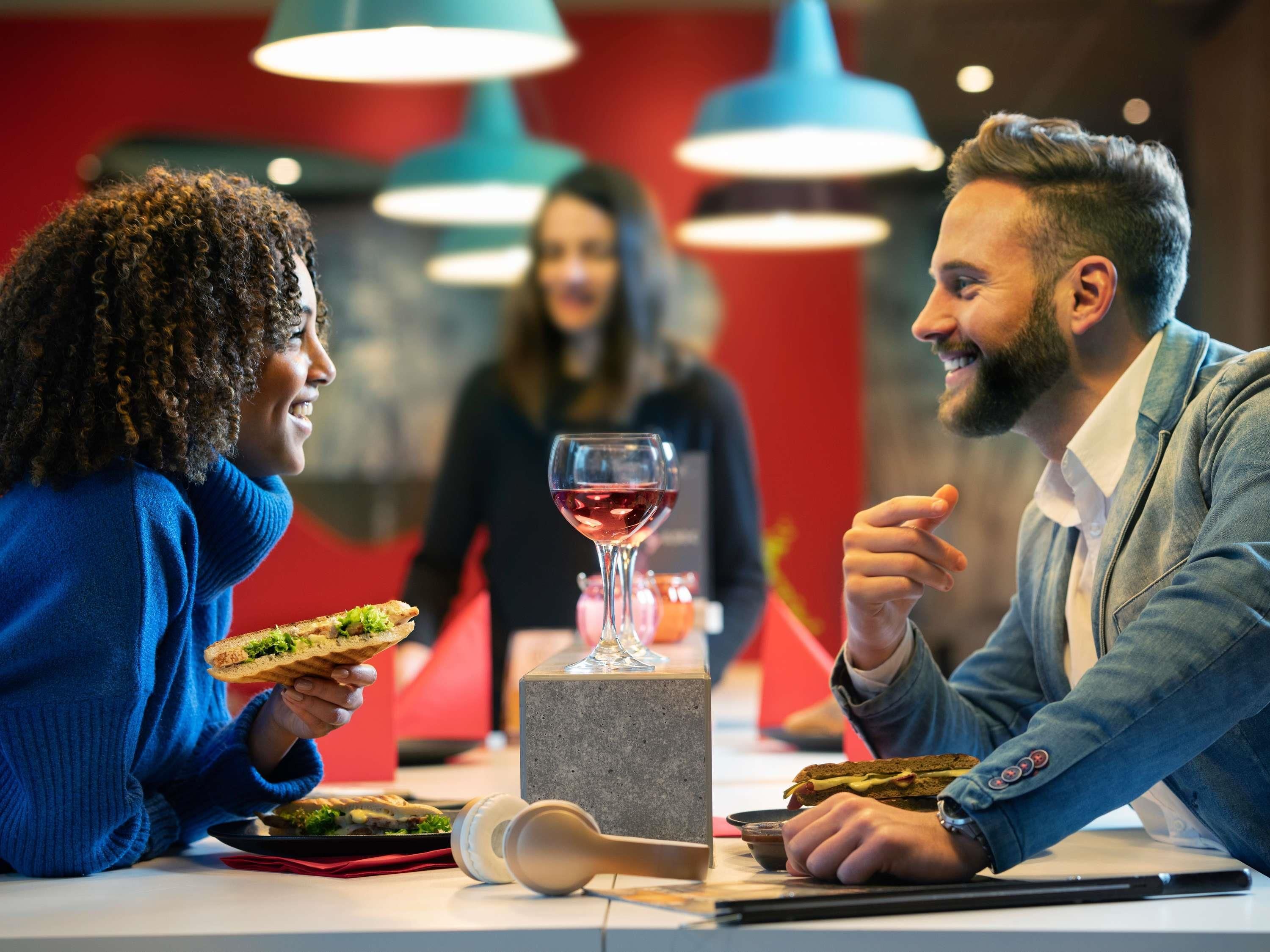 Un restaurante con gente cenando.