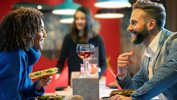 Un restaurante con gente cenando.
