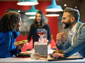 Un restaurante con gente cenando.