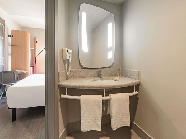 Minibar, cortinas blackout, insonorización y wifi gratis