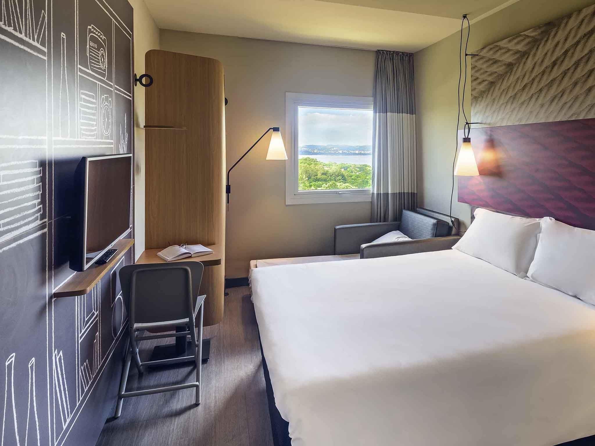 Standaard appartement, meerdere bedden | Een minibar, verduisterende gordijnen, geluiddichte muren, gratis wifi