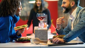 A restaurant setting with people dining. - ibis Guaiba (Guaiba)