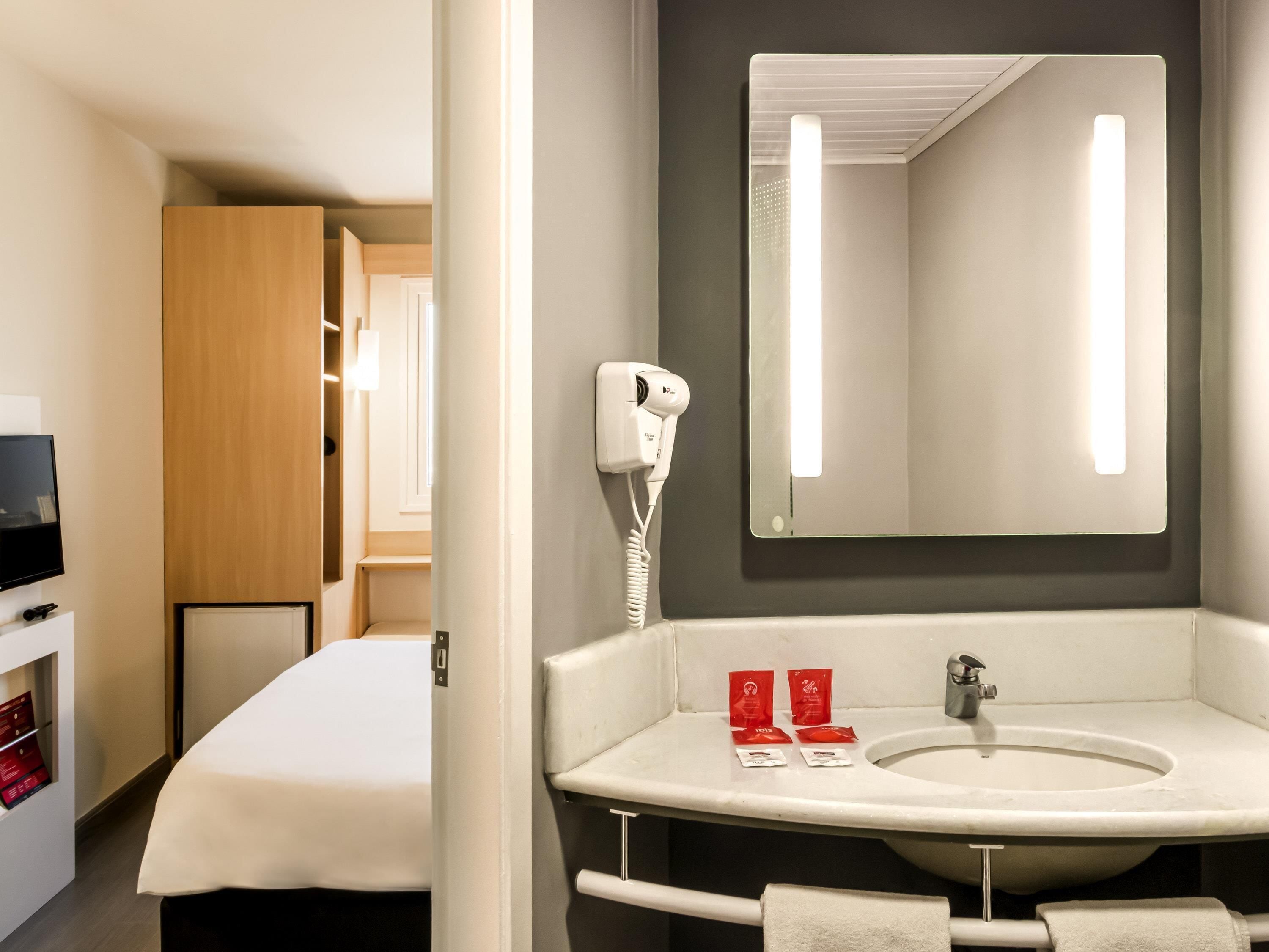 standard room, multiple beds | minibar, blackout curtains, soundproofing, free wifi