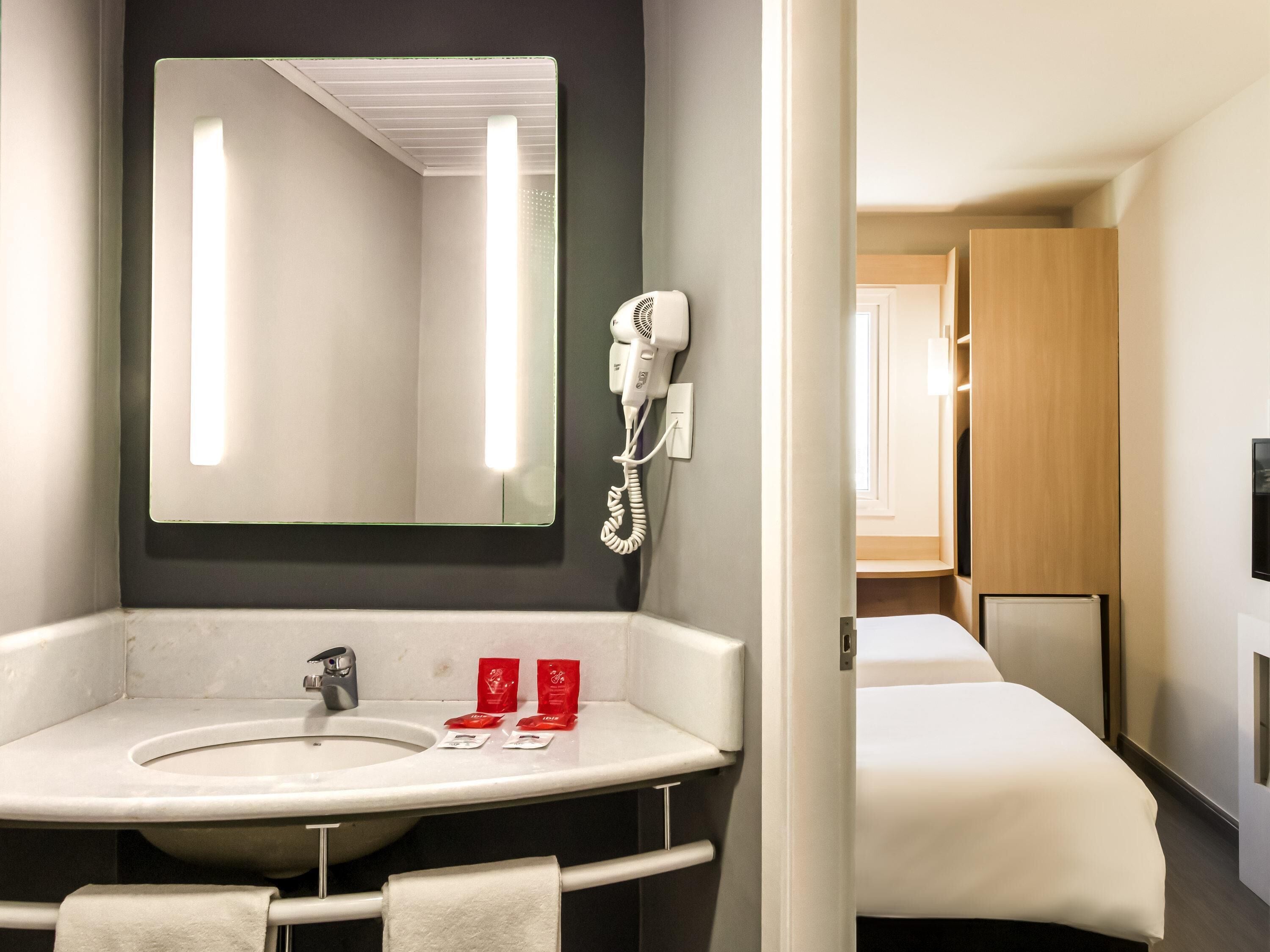 standard room, 2 single beds | minibar, blackout curtains, soundproofing, free wifi