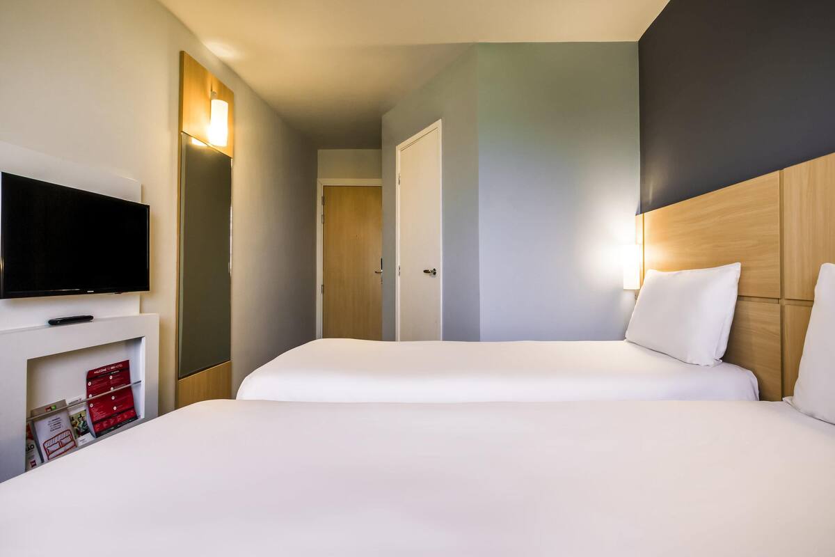 standard room, 2 single beds | minibar, blackout curtains, soundproofing, free wifi