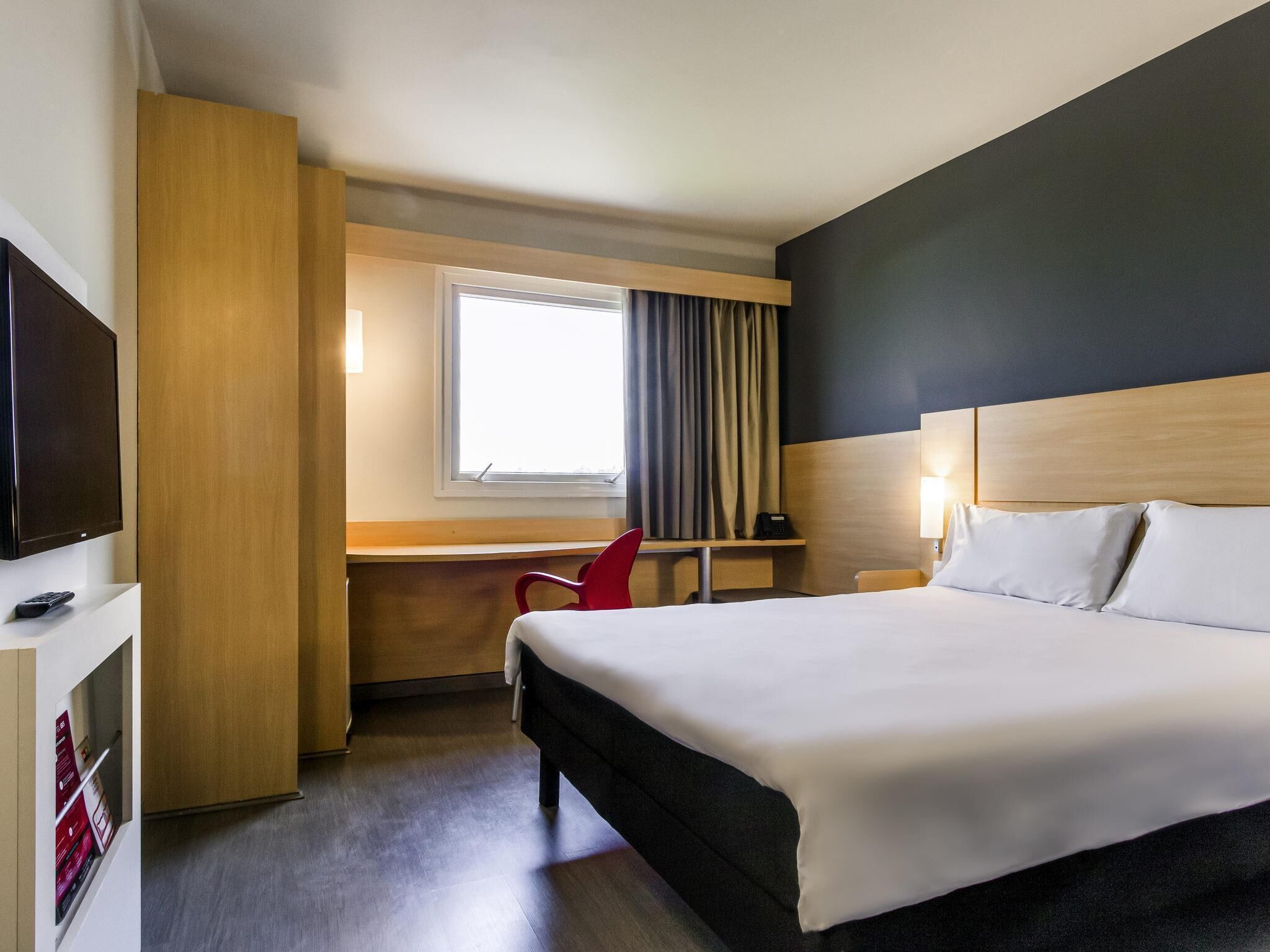 Minibar, cortinas blackout, sistema de insonorización y wifi gratis 