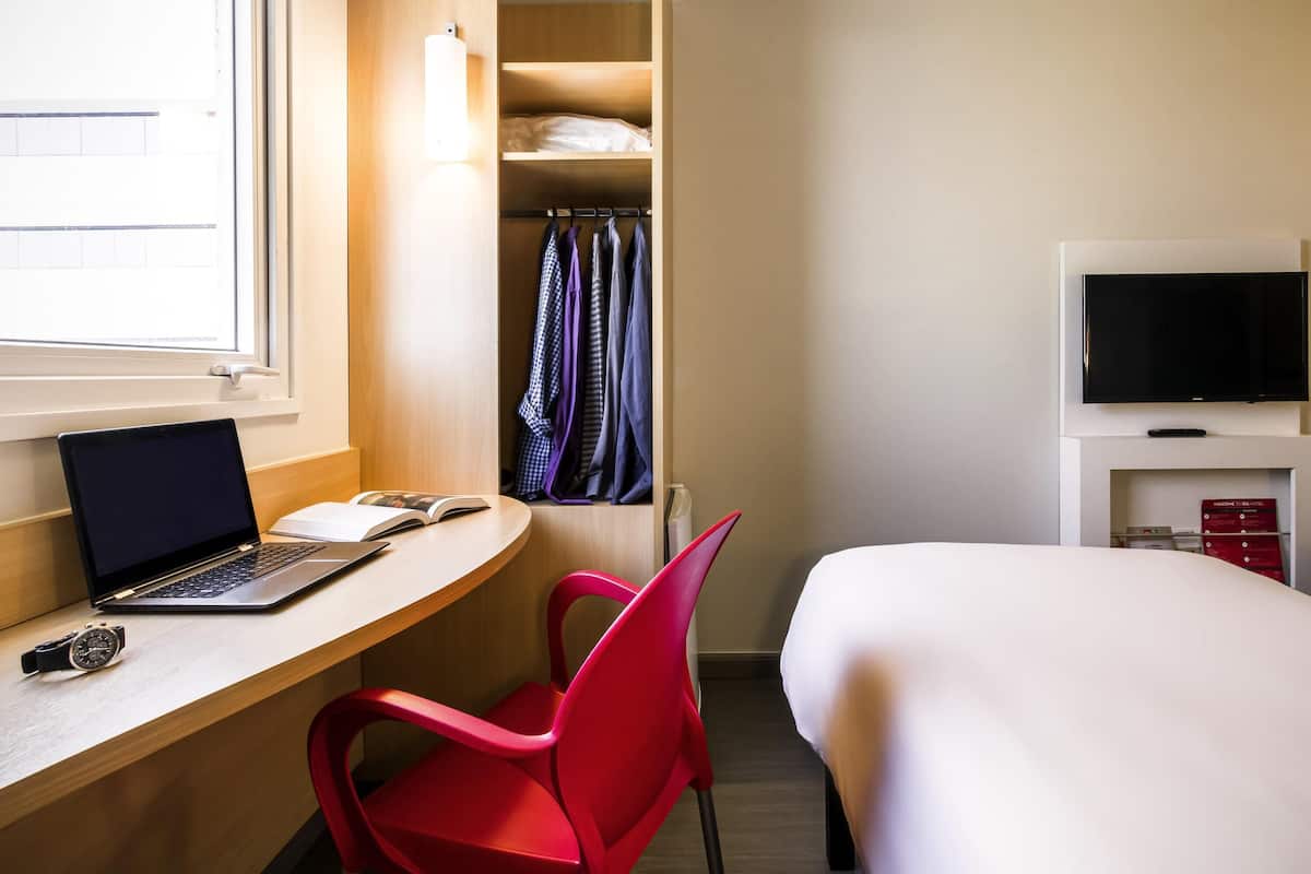 Standard Room, 2 Twin Beds | Minibar, blackout drapes, soundproofing, free WiFi