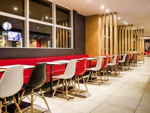 Desayuno buffet diario (BRL 44 por persona)