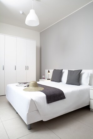 Apartment, 2 Schlafzimmer | Zimmersafe, Schreibtisch, laptopgeeigneter Arbeitsplatz