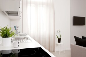 Frigorífico, microondas, placa de cocina y máquina de café espresso