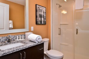 Combined shower/tub, free toiletries, hair dryer, towels