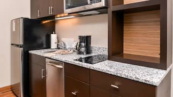 Full-sized fridge, microwave, stovetop, dishwasher