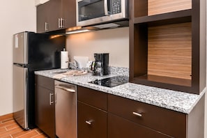 Full-sized fridge, microwave, stovetop, dishwasher - TownePlace Suites by Marriott Charleston-West Ashley (Charleston)