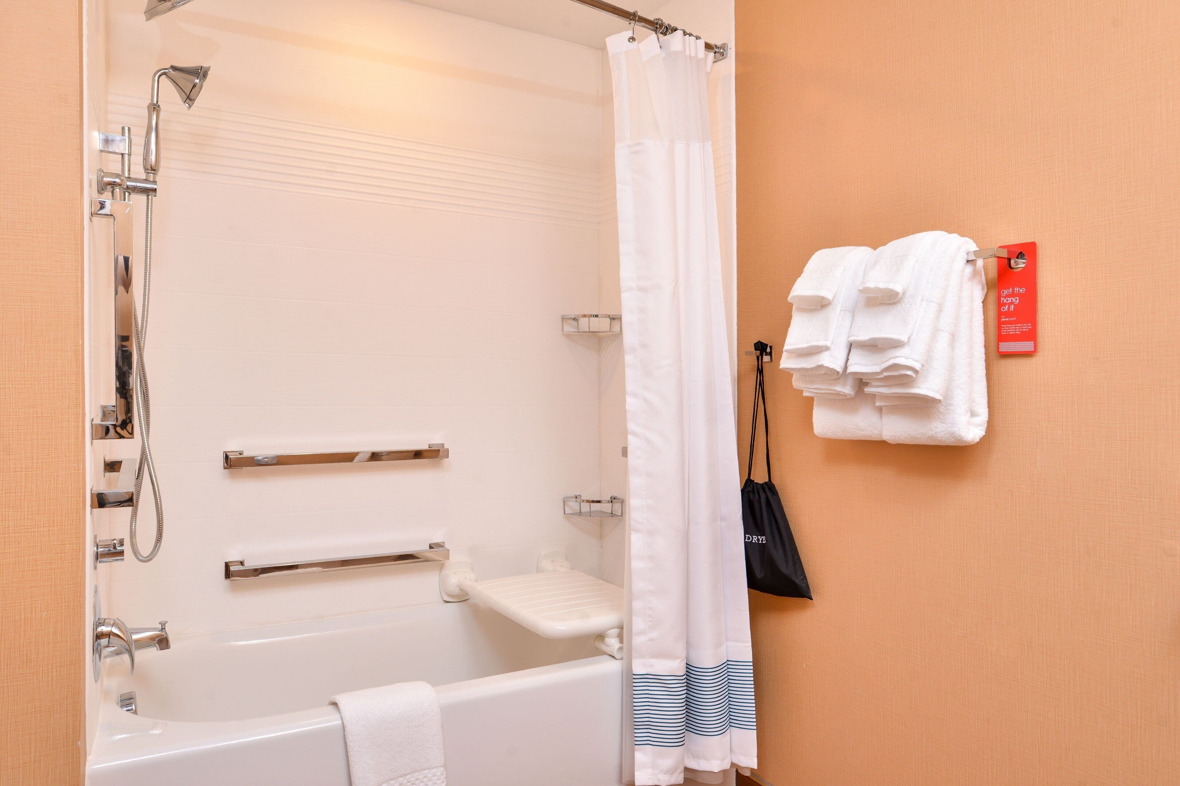 Une salle de bain équipée d’une baignoire, d’une douche et d’un porte-serviettes avec des serviettes.