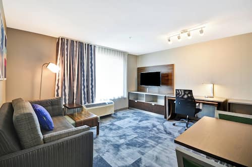 Suite, 2 slaapkamers | Woonkamer | Een 32-inch smart-tv met kabelzenders, televisie en Netflix