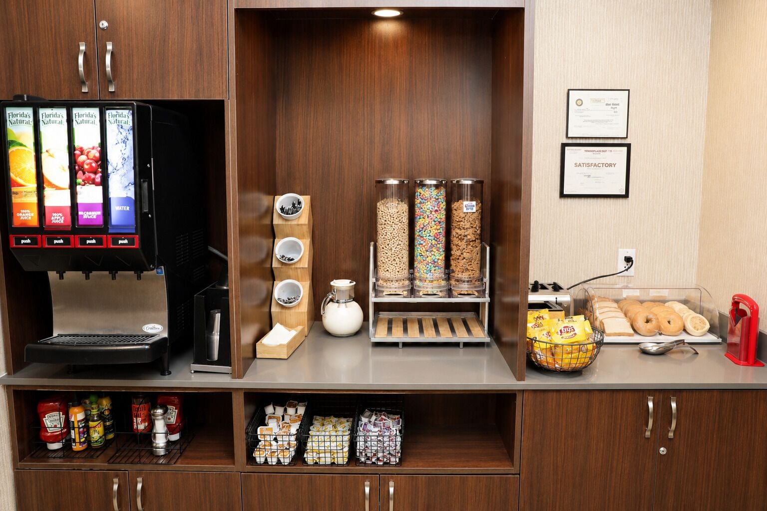 Eine Selbstbedienungsstation mit Getränkeautomaten, Snackspendern und einer Kaffeemaschine.