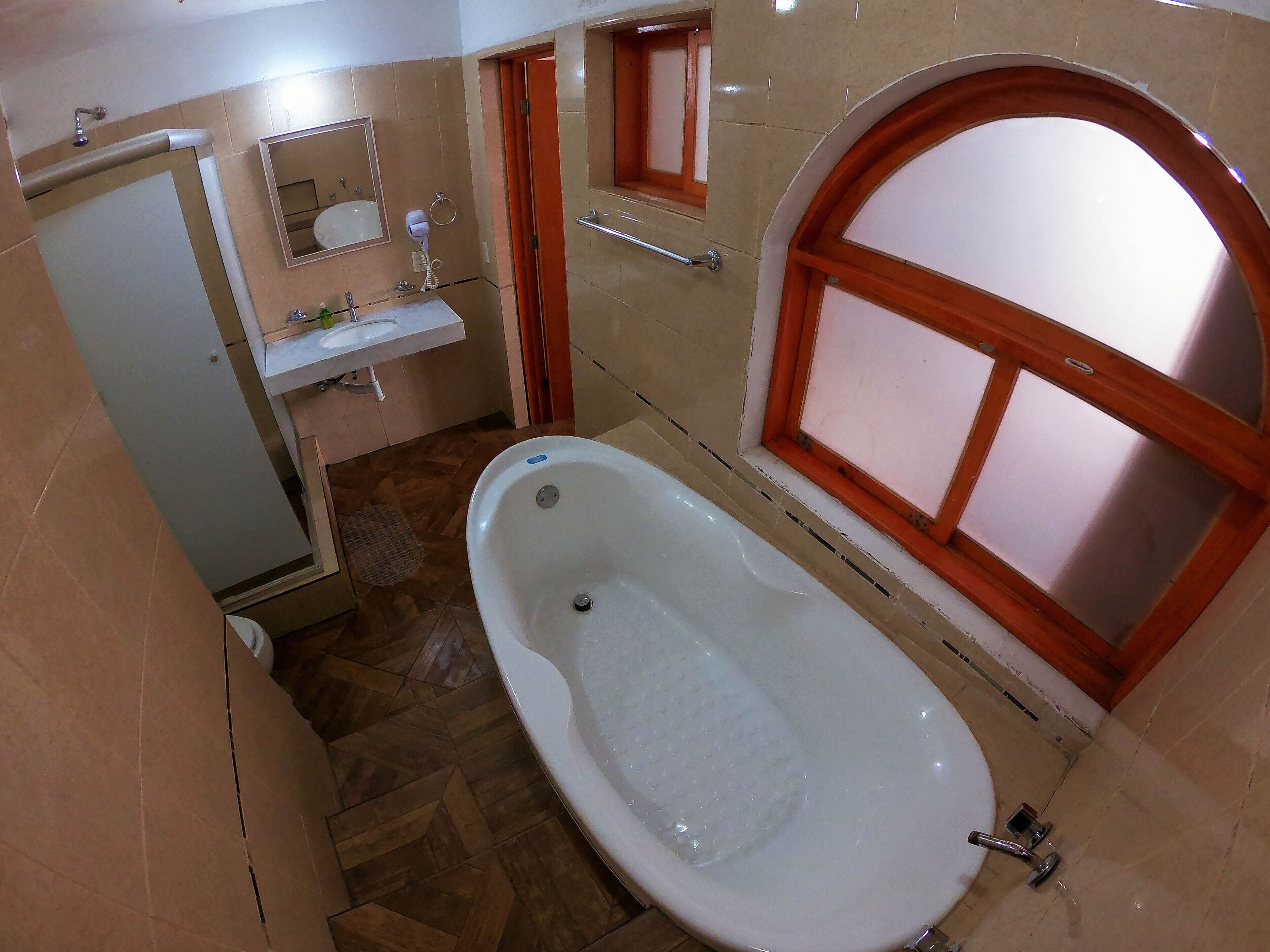 room, multiple beds | jetted bathtub