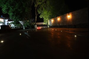 Fachada de la propiedad por la tarde o noche