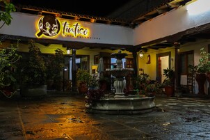 Fachada de la propiedad por la tarde o noche