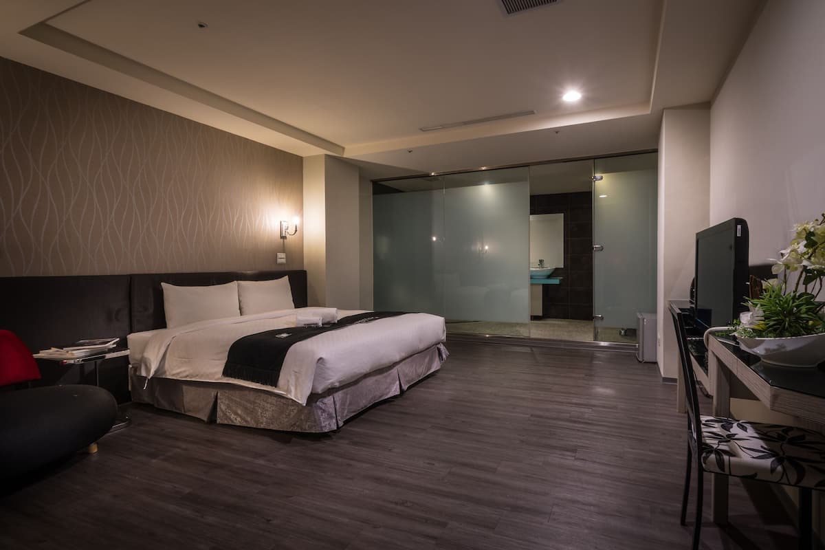 Desk, soundproofing, rollaway beds, free WiFi
