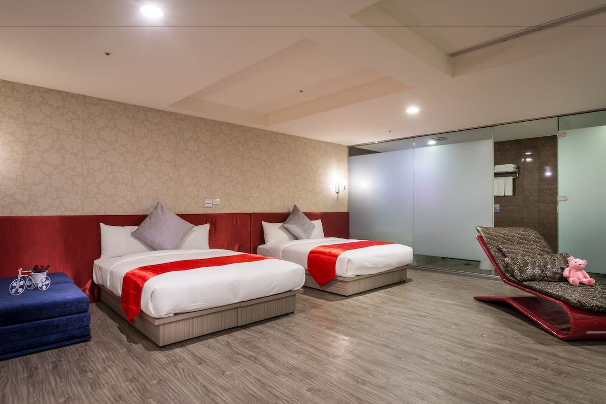 Family Room (O2) | Desk, soundproofing, rollaway beds, free WiFi