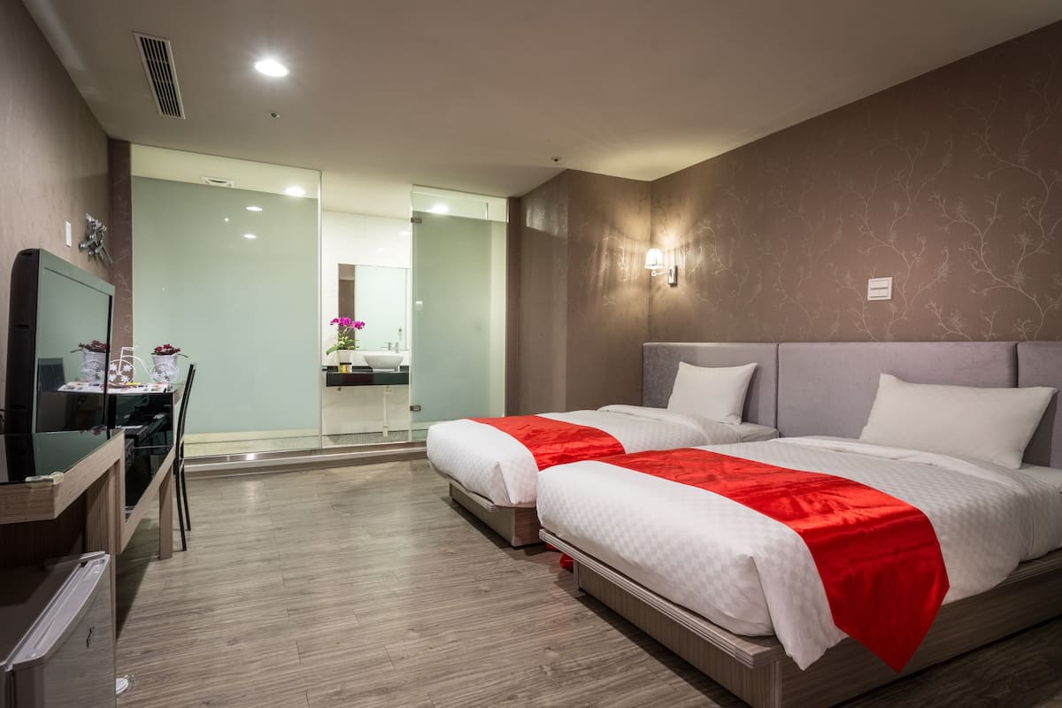 Heart Twin Room | Desk, soundproofing, rollaway beds, free WiFi