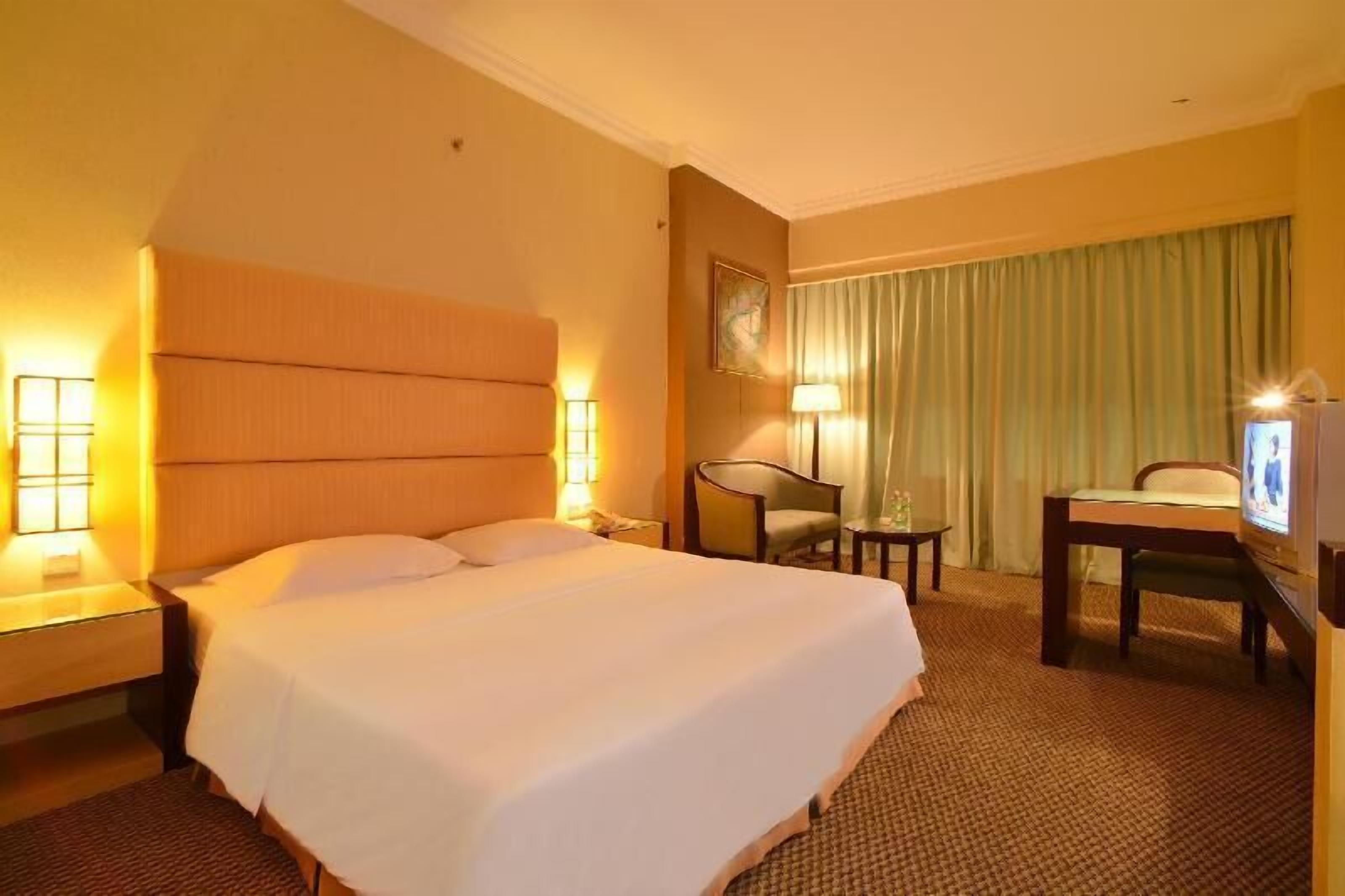 In-room safe, desk, laptop workspace, free WiFi