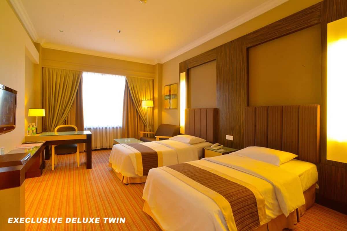 Executive Deluxe Twin Room | Värdeförvaringsskåp på rummet, skrivbord och arbetsyta för laptop