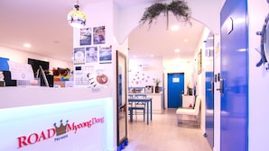 Reception - Road Myeongdong Guesthouse (Seoul)