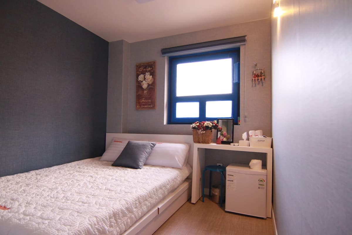 Habitación doble Deluxe, baño privado, vista a la montaña | Tabla de planchar con plancha y wifi gratis