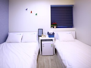 Habitación triple City, varias camas, baño privado, vistas a la ciudad | Tabla de planchar con plancha y wifi gratis